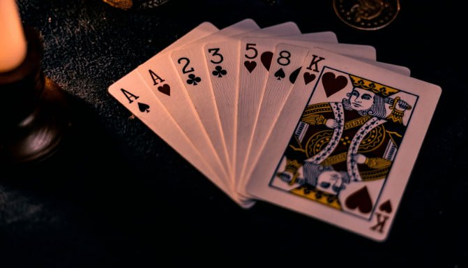 Meja permainan casino dengan kartu poker dan jeton di lingkungan yang mewah